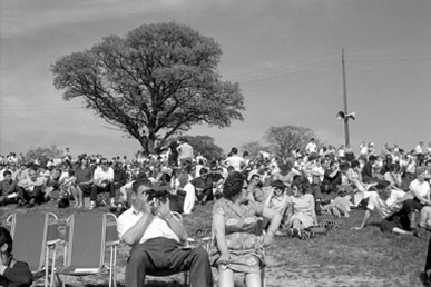 Spectators enjoy the sunshine at 1964 Grovewood Trophy for F2 cars